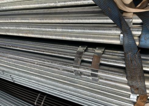 Tubo de aço galvanizado ERW de comprimento 12M com tampas utilizado no transporte de petróleo / gás natural