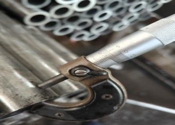 Tubos de aço sem costura de extrusão a quente com serviço de corte